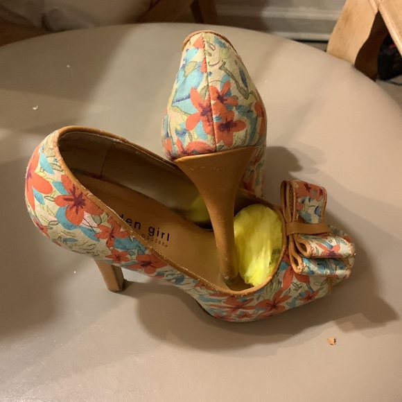 Floral tan shoes with toe out.  Madden Girl. - Picture 5 of 5